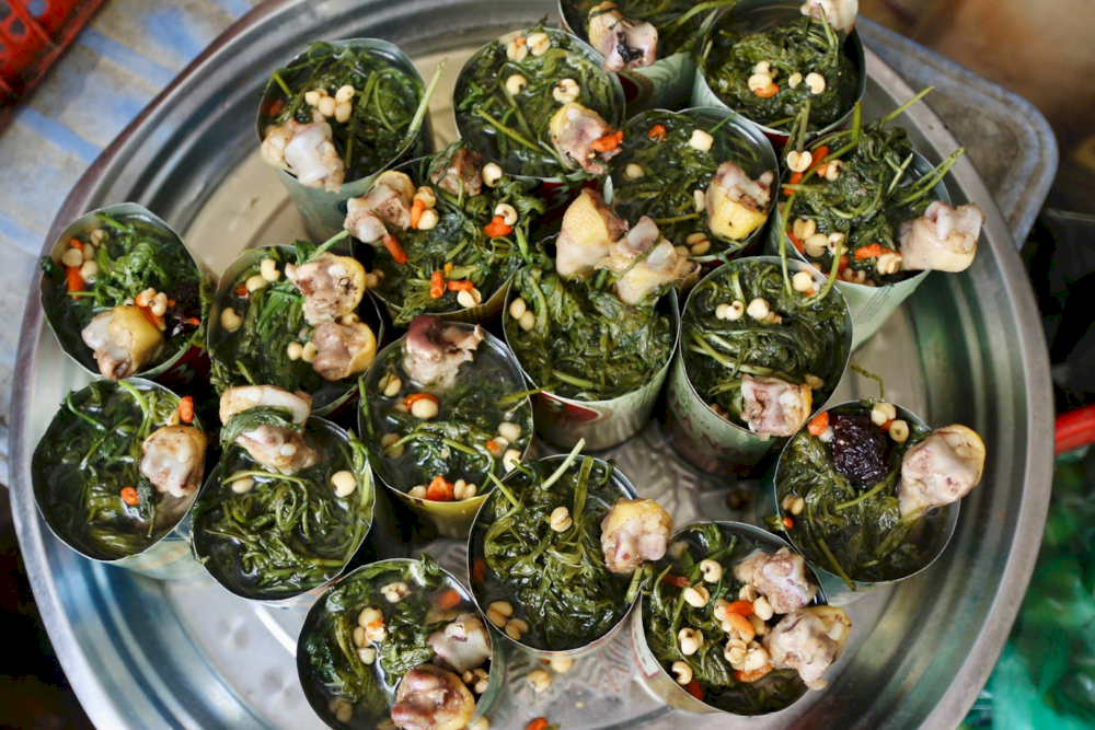 Inviting mi ga tan with a warming, herbal soup and juicy chicken